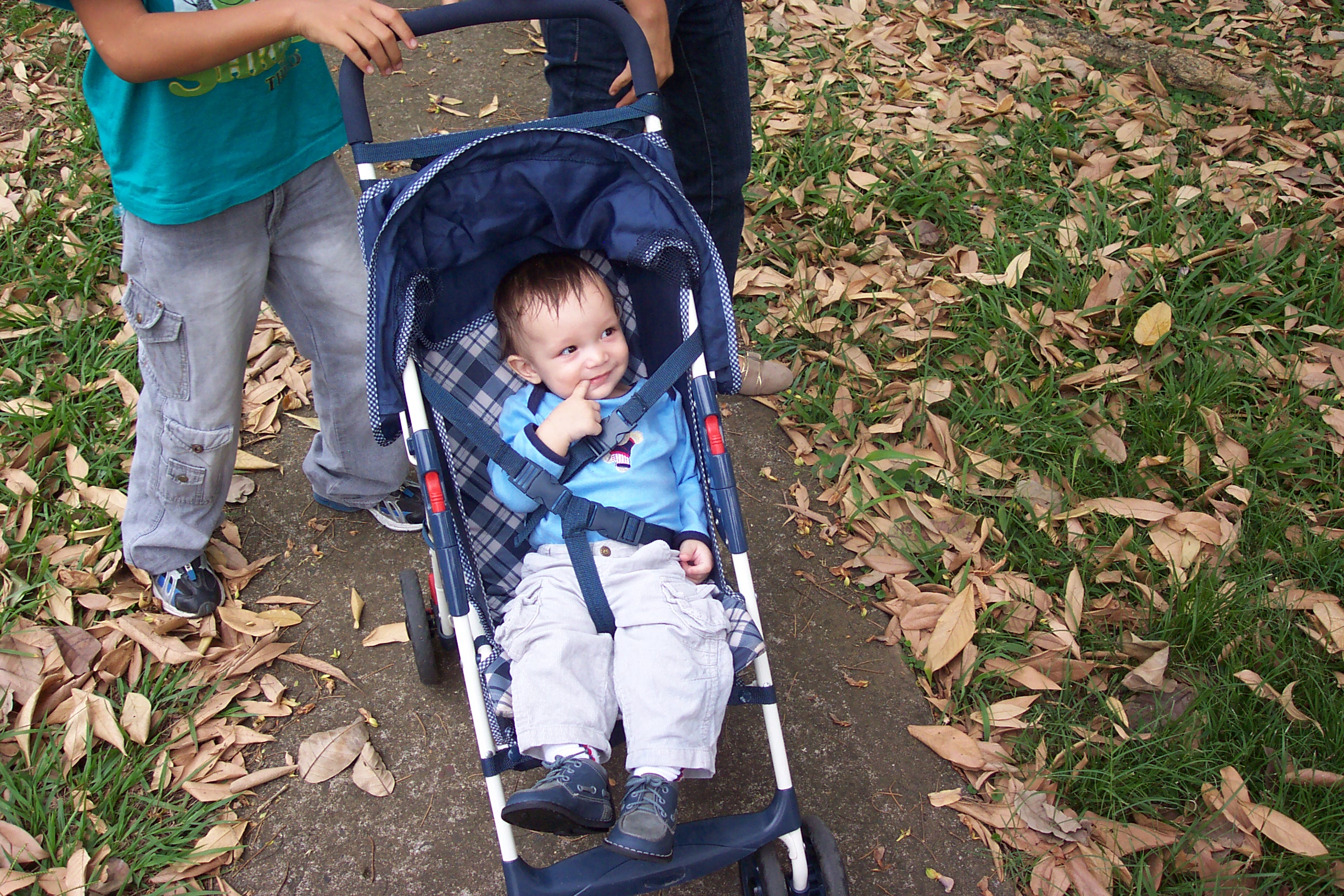 mikey-9mo-at-park