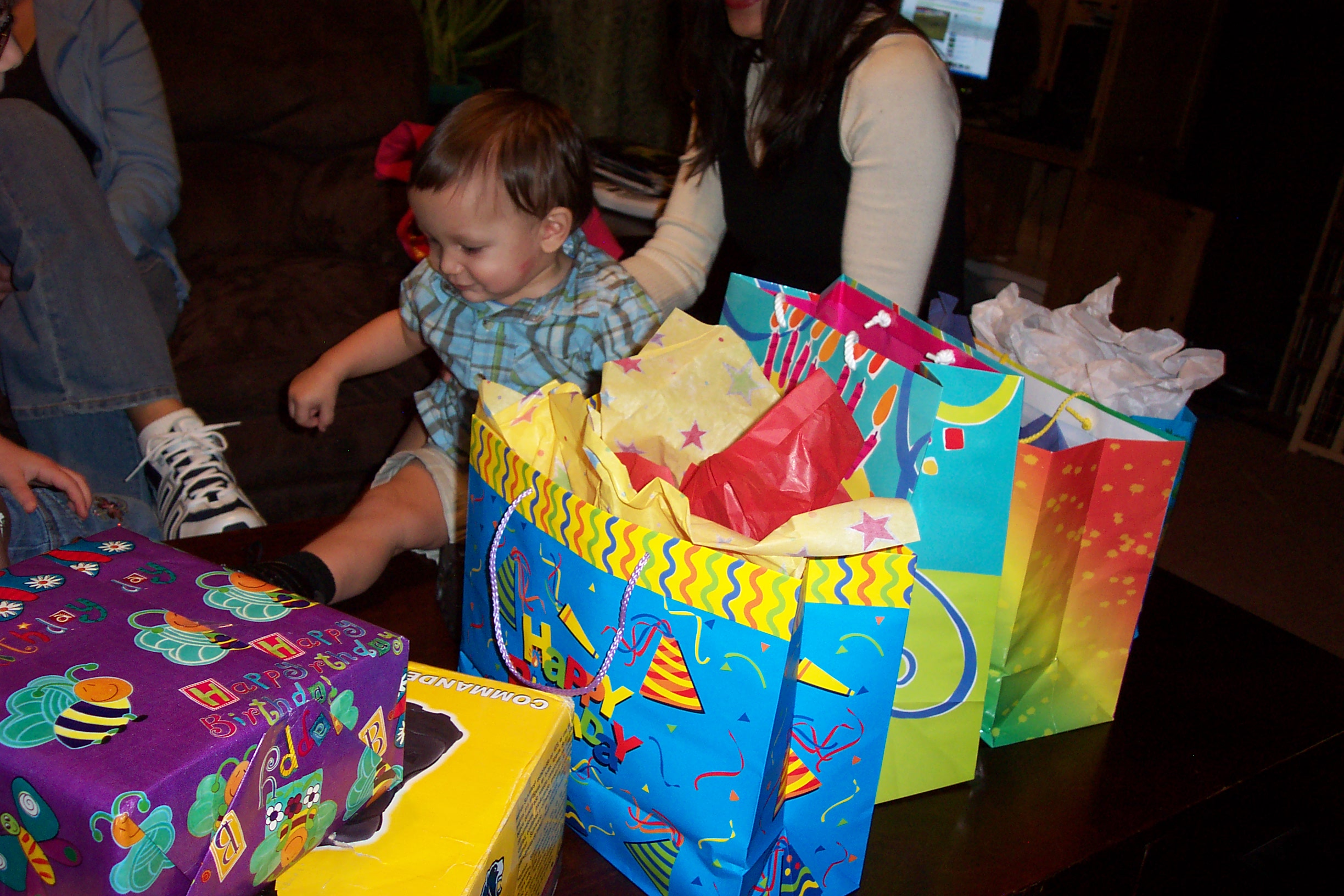 mikey-con-los-regalos